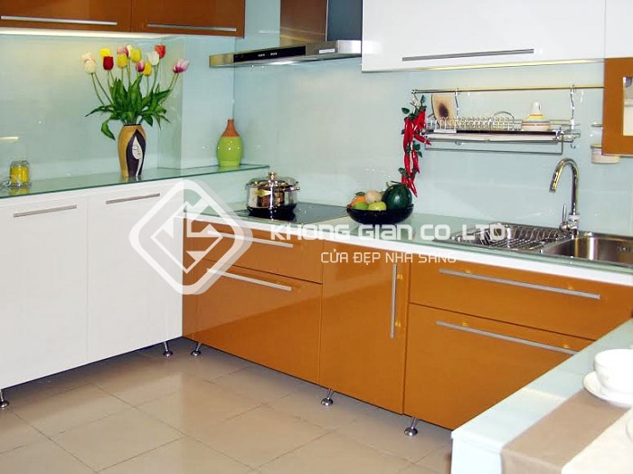 Khonggiandoor là địa chỉ chuyên thi công lắp đặt kính màu ốp bếp chất lượng cao giá tốt