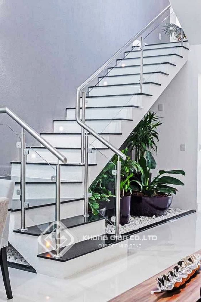 Cầu thang kính tay vịn inox: Sự kết hợp hoàn hảo giữa cầu thang kính và tay vịn inox sẽ tạo nên một không gian sang trọng và đẳng cấp cho ngôi nhà của bạn. Xem hình ảnh để khám phá nét đẹp tinh tế của cầu thang này.